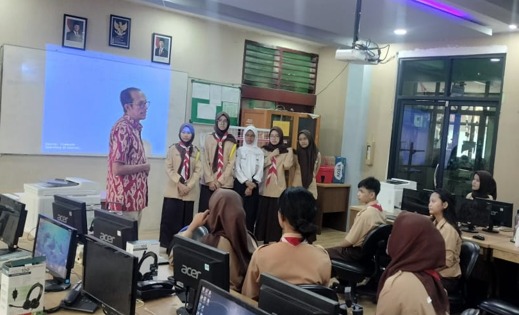KELAS INDUSTRI BISNIS RITEL HADIRKAN PRAKTISI BUTIK BATIK FIEF DI SMKN 14 JAKARTA